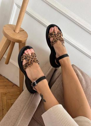 Леопардові босоніжки з натуральної шкіри на чорній платформі