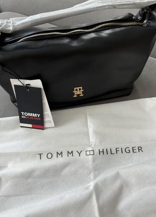 Сумка tommy hilfiger класичного чорного кольору