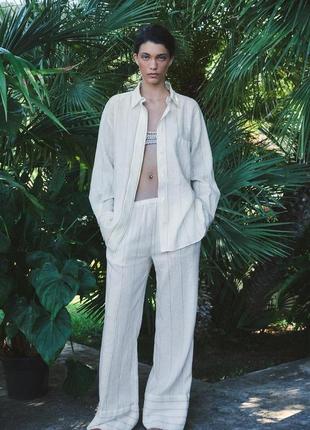 Женский белый льняной костюм zara в полоску с рубашкой и штанами