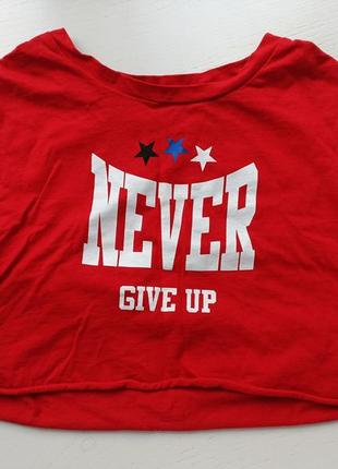Красный топ "never give up"