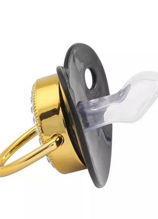 Соска-пустышка с буквой k, сияющими камешками, зажим с цепью, черного цвета