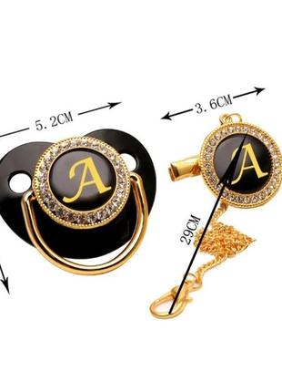 Соска-пустышка с буквой k, сияющими камешками, зажим с цепью, черного цвета