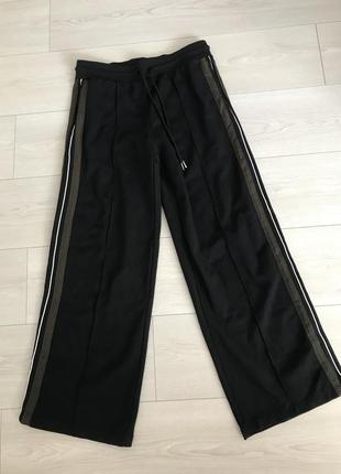 Широкие брюки с лампасами из плотного трикотажа