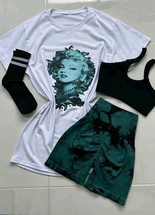 Костюм из удлиненной футболки и шорт в стиле tie dye.