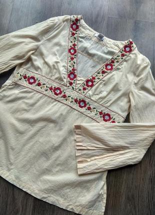 Блуза з вишивкою