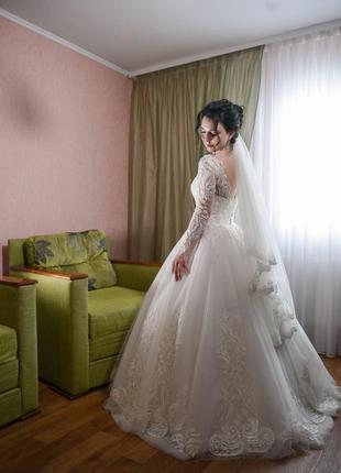 Продам неймовірно красиву весільну сукню з відкритою спинкою