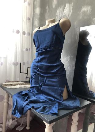 Дуже красива атласна сукня 👗 з розрізом