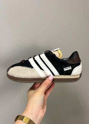 Стильні кросівки колаборація song for the mute x adidas originals country og low trainers core black white wonder beige чорні з бежевим