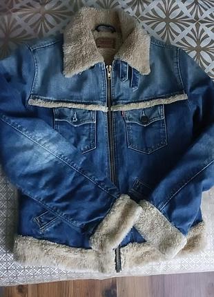 Стильна жиноча джинсова куртка levi’s с мехом шерпа джинсовка левис ливайс утеплена розміру м1 фото