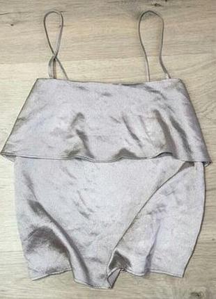 Серебристый топ металлик майка на тонких бретелях с оборкой