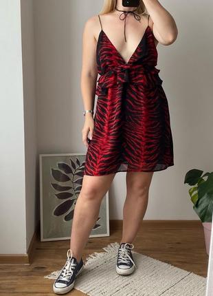 Легкое шифоновое платье в принт от prettylittlething