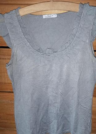 Простая футболка серого цвета