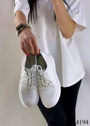 Мокасины женские, белые6 фото