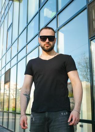 Футболка чоловіча з v-вирізом intruder чорна