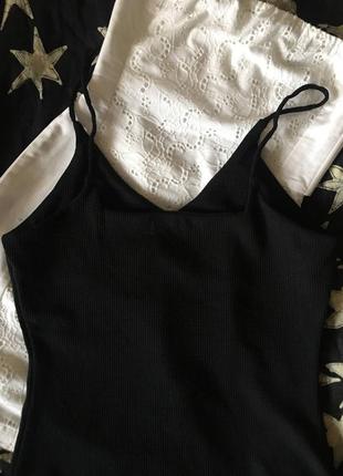 Базова міні сукня "в рубчик" на тонких бретелях4 фото