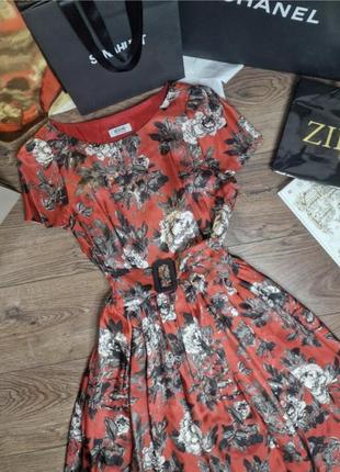 Платье moschino красное  в цветок с поясом