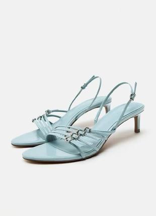 Классные босоножки с ремешками на небольших каблуках zara