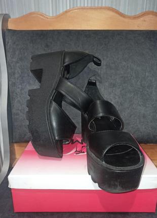 Босоножки с тракторной подошвой