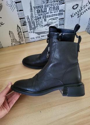 Шкіряні черевики низький підбор з фігурним підбором geronea