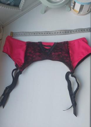 Пояс для чулок малинового кольору