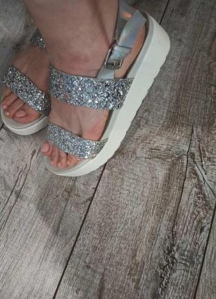 Стильные босоножки viktoria