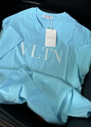 Футболка в стилі valentino
