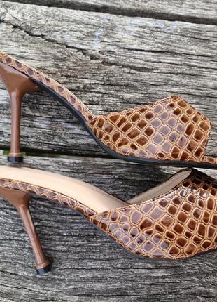 Лаковані босоніжки,  шльопки