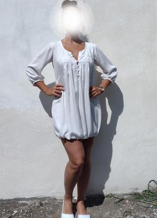 Є акція нежное мягенькое белое платье с вышивкой stradivarius