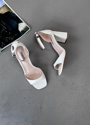 Босоніжки на каблуку