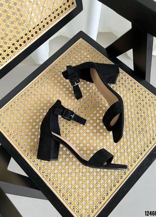 Чорні замшеві босоніжки на невеликому каблуку