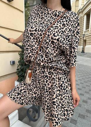 Женский костюм с принтом леопард (шорты + футболка)