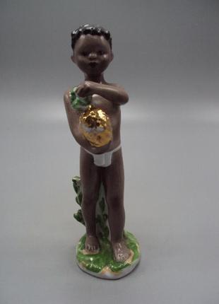 Фигура фарфор статуэтка лфз мальчик негритенок с ананасом ребенок африканец высота...