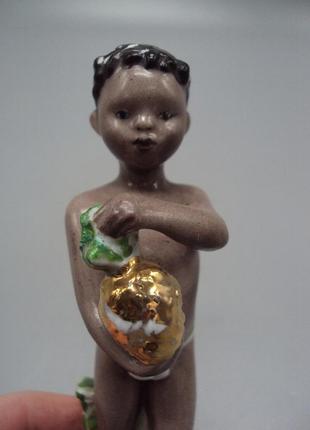 Фигура фарфор статуэтка лфз мальчик негритенок с ананасом ребенок африканец высота...