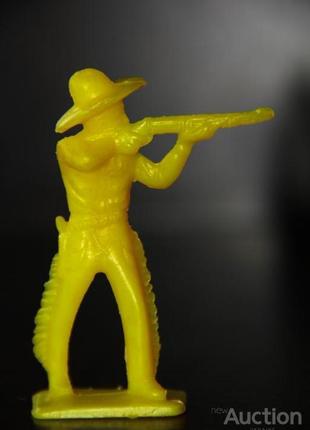 Ковбой стоя стреляющий с ружья tim-mee сделано в сша 70-75мм оригинал