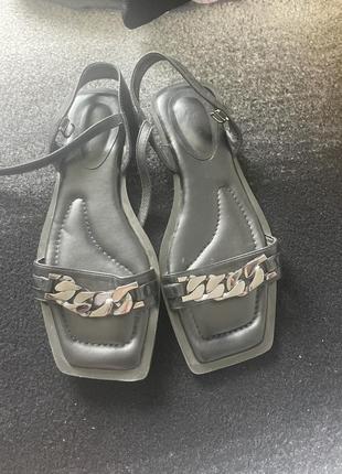 Стильні та зручні босоніжки