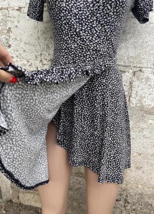 Трендовое платье на запах в цветочный принт размер хс-с pull & bear