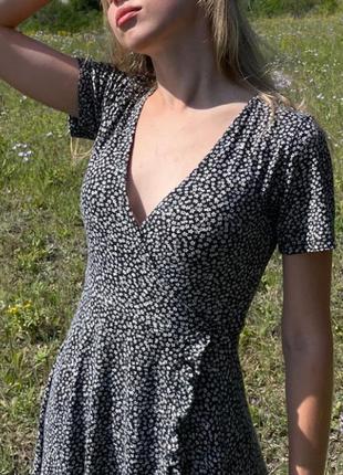 Трендовое платье на запах в цветочный принт размер хс-с pull & bear