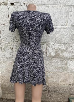 Трендовое платье на запах в цветочный принт размер хс-с pull & bear