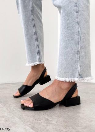 Босоніжки чорні шкіряні на низькому підборі