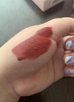 Помада, блиск для губ