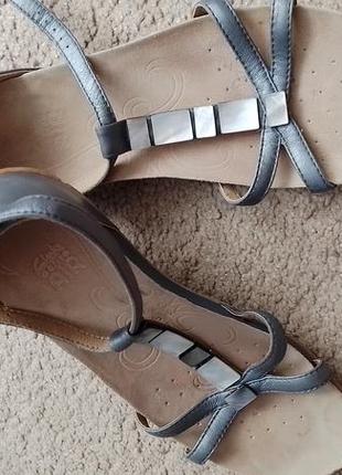 Фірмові шкіряні сріблясті босоніжки, сандалії clarks