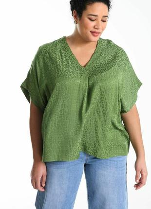 Атласная зеленая блузка с леопардовым принтом италия