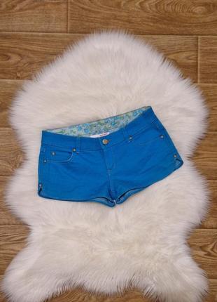 Фирменные яркие шорты на пляж