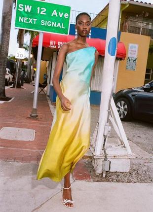 Асиметричне атласне плаття з принтом тай-дай