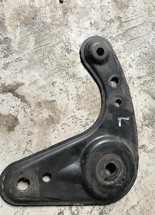 Бу кронштейн підрамника лівий renault 8200269856, 7700423161, laguna 2, espase 4, velsatis,