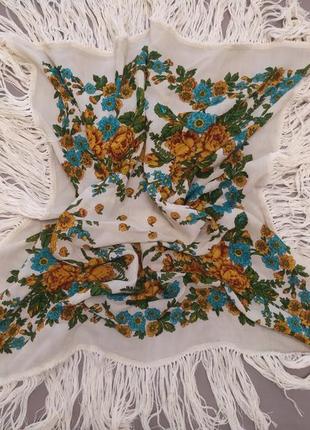 Вовняна хустка з бахромою.