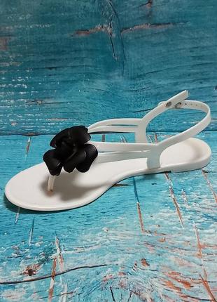 Босоніжки сандалії білі з чорною квіткою4 фото