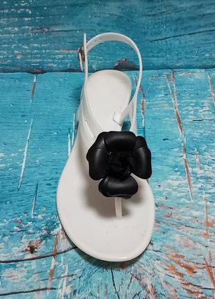Босоніжки сандалії білі з чорною квіткою3 фото