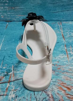 Босоніжки сандалії білі з чорною квіткою5 фото