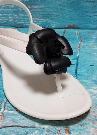 Босоніжки сандалії білі з чорною квіткою6 фото